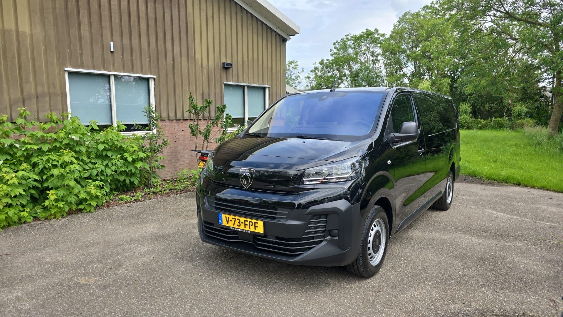 Nieuwe bus binnen en ondertussen onderweg